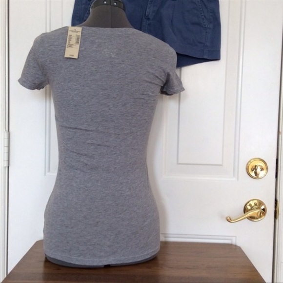 AMERICAN EAGLE OUTFITTERS NWT! Gray V-Neck Peace Motiff Tee-Shirt Size XS - Picture 9 of 9